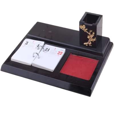 China supplier custom office/table/home/school display lacquer wood desk calendar with metal hook pen holder for UAE gift